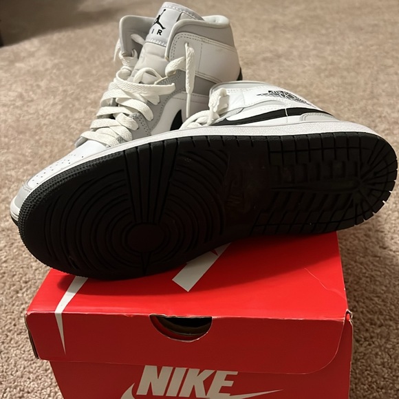 💥Jordan 1️⃣ Mid🔥 - Picture 2 of 3